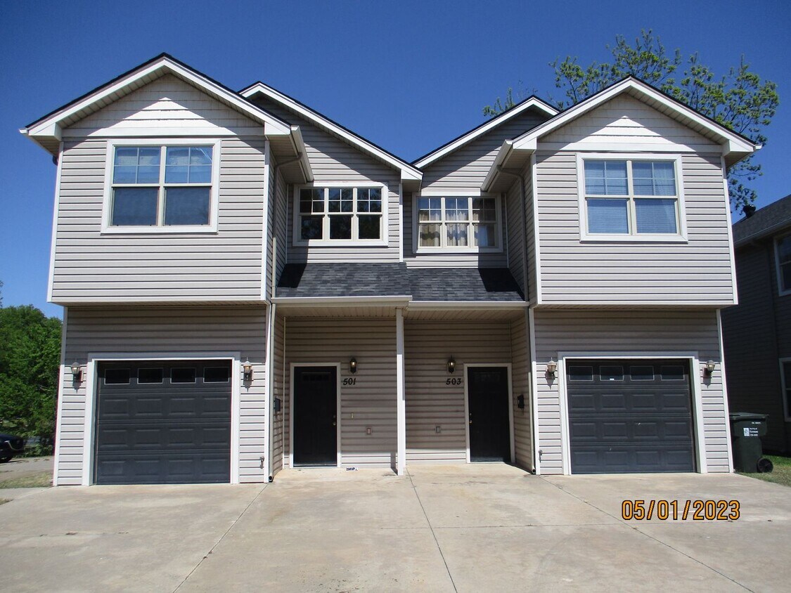 Foto principal - (3) Bed/(2.5) Bath Townhouse in Core Norma...