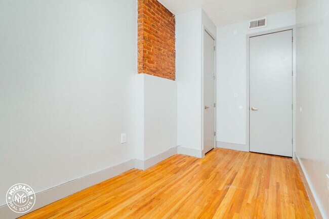 Building Photo - 205 Taaffe Pl