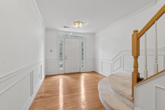 Building Photo - Wonderful Townhome