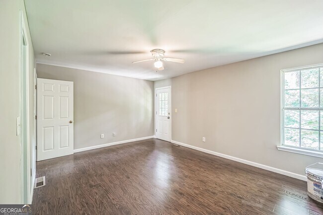 Foto del edificio - 2045 Baker Rd NW