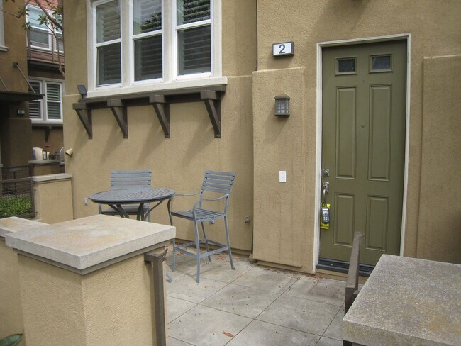 Foto del edificio - Spectacular Gated 3 Bed + Den, 2.5 Bath Townhouse in Newport Beach.