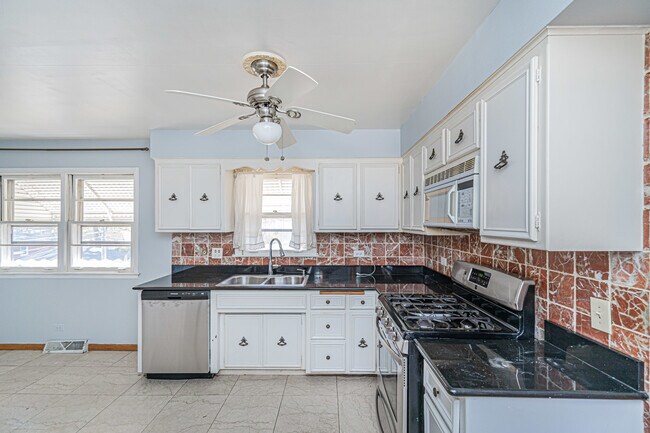 Foto del edificio - 2320 Oakton St