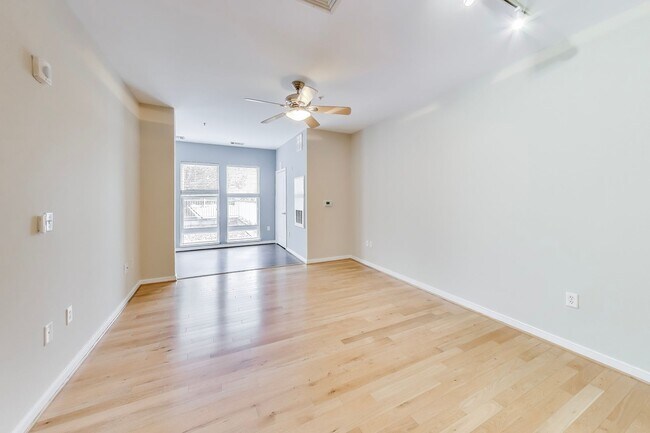 Foto del edificio - Luxury 1BD/1BA condo steps to SS METRO