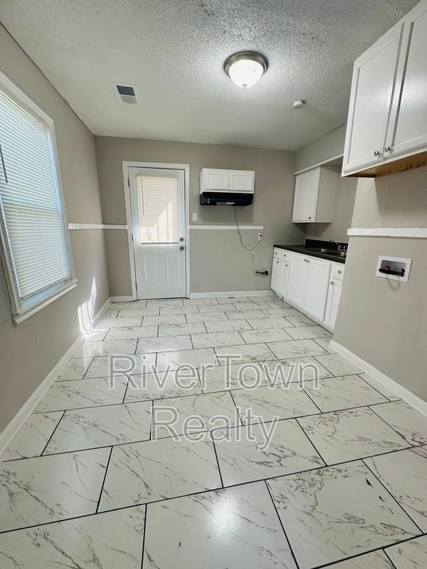 Building Photo - 5286 Airview Rd