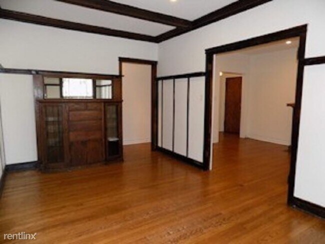Building Photo - 539 W Dickens Ave
