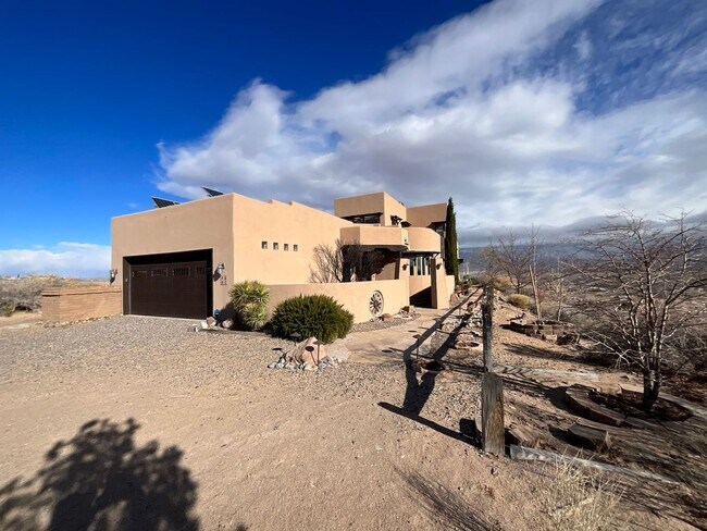Foto del edificio - Custom 3 Bedroom Home Available on the Wes...