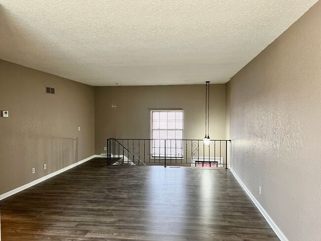 Foto del edificio - Spacious 3 bedroom Duplex