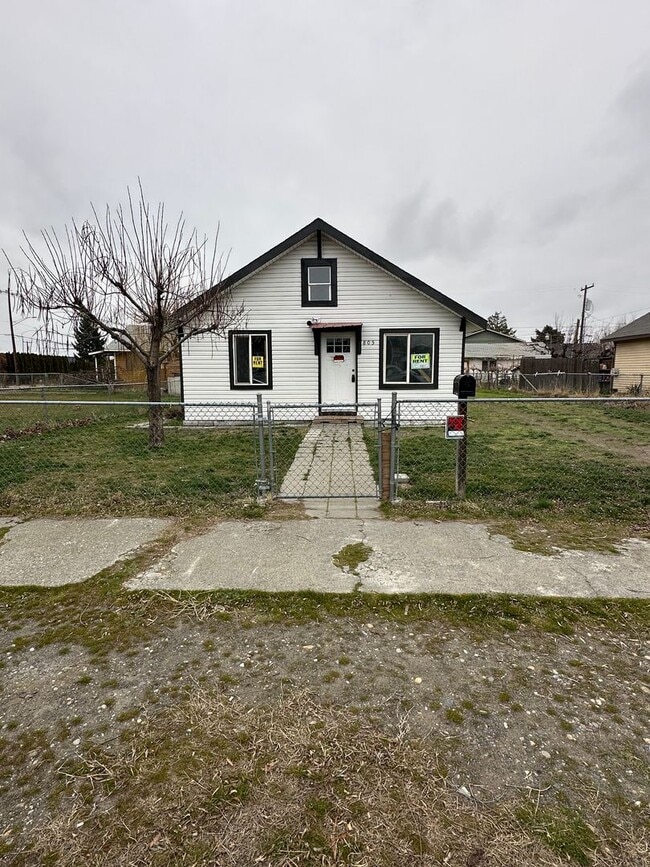 Building Photo - 805 S 5th Ave