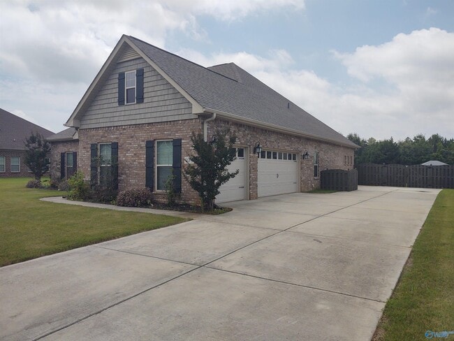 Building Photo - 105 Twin Springs Dr