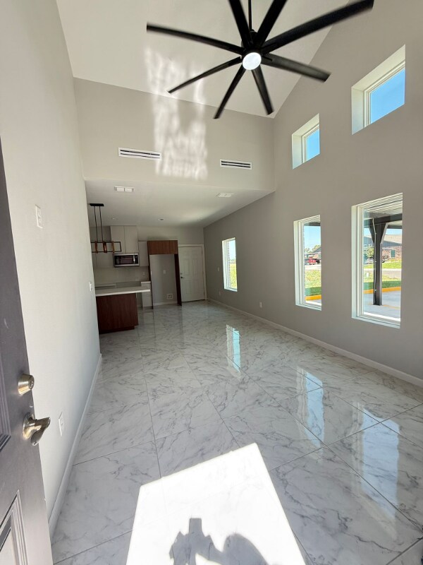 Foto del edificio - 905 W 8th St