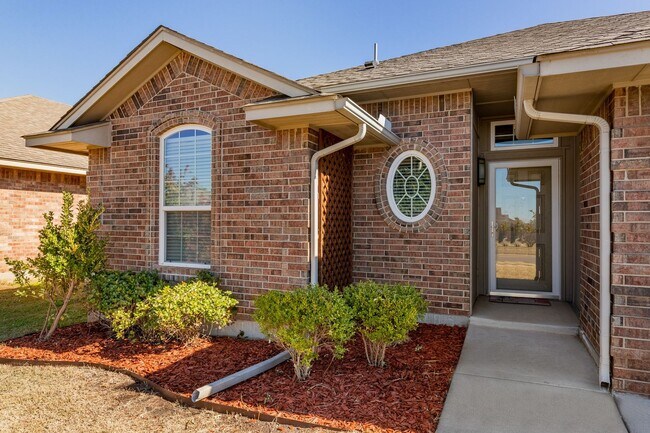 Building Photo - Welcome to this charming 3-bedroom, 2-bath...