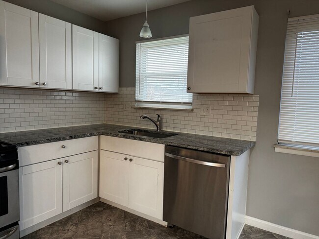 Foto del edificio - UPDATED 3 BEDROOM HOME IN fRAISER