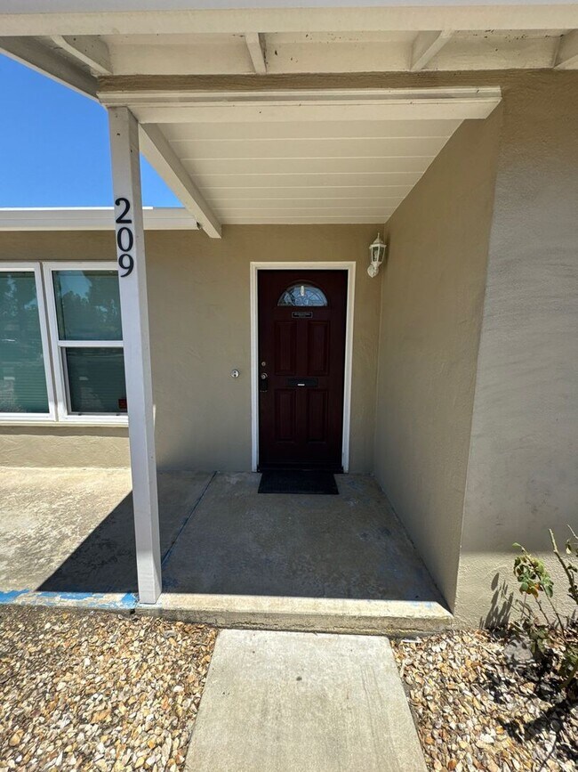 Building Photo - 209 E Laurel Dr