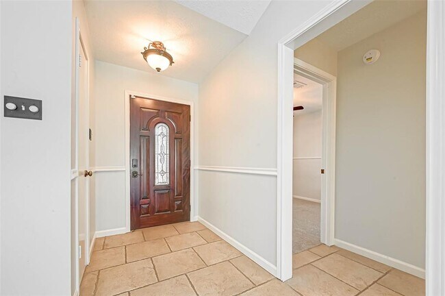 Building Photo - 16027 Surrey Woods Dr