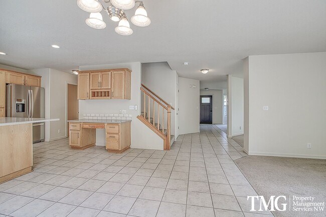 Building Photo - Spacious 4 Bedroom 2.5 Bathroom in Sought ...