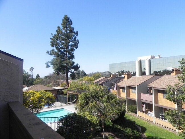 Building Photo - 2 Bedroom-2 Bathroom Single Story Condo; 2...