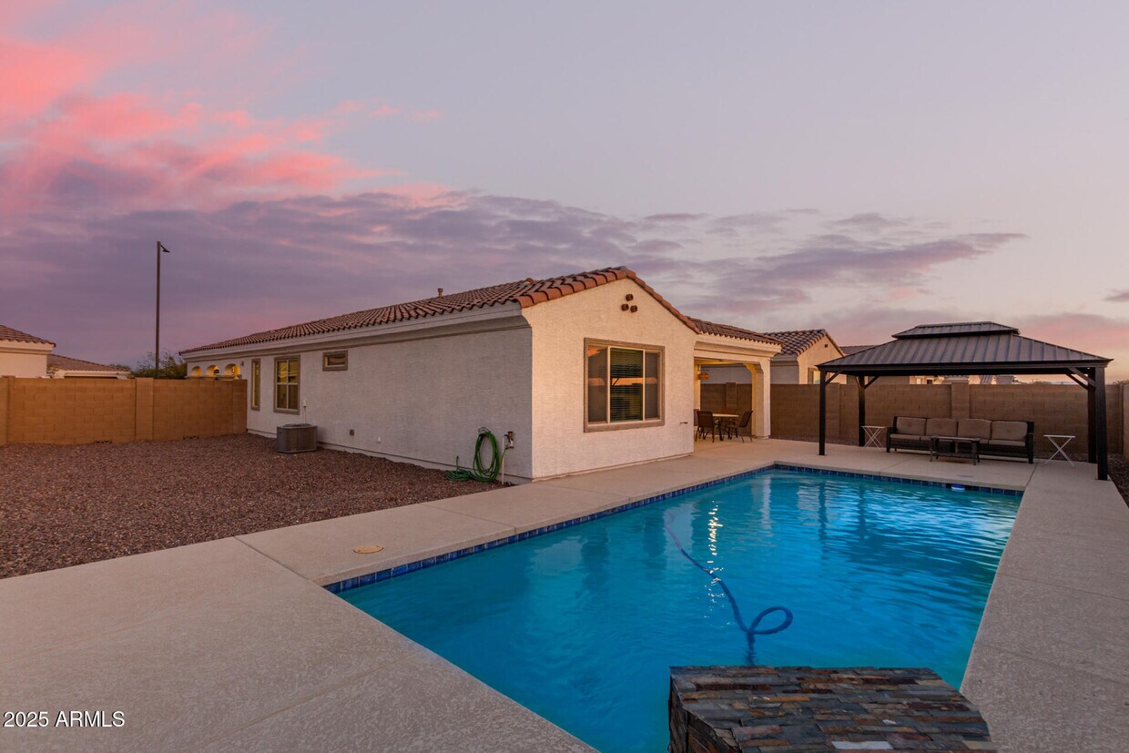 Foto principal - 332 S 202nd Ln