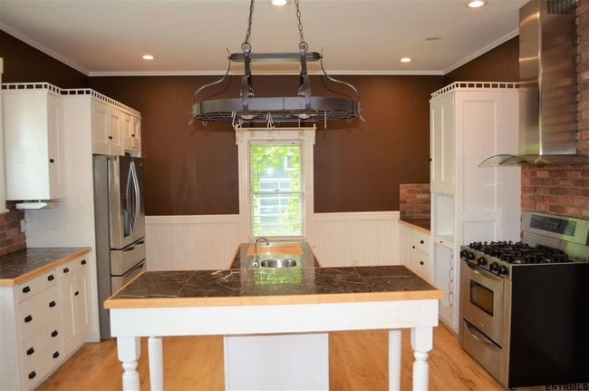 Building Photo - 146 Warren St