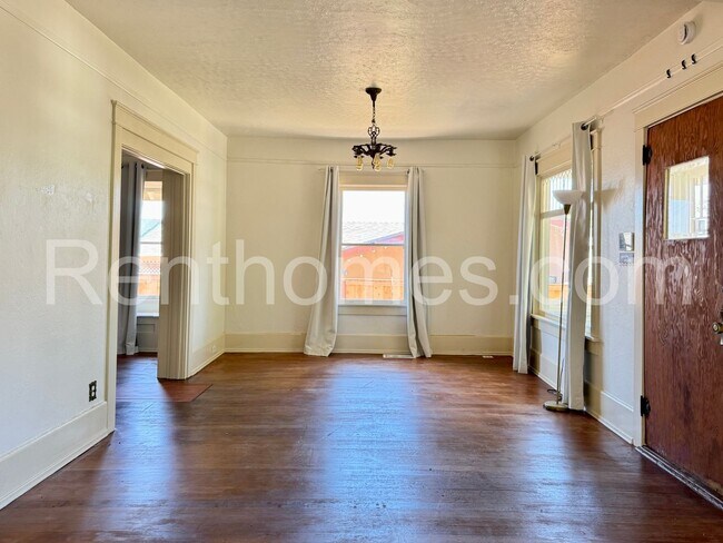 Foto del edificio - 221 W 8th Ave