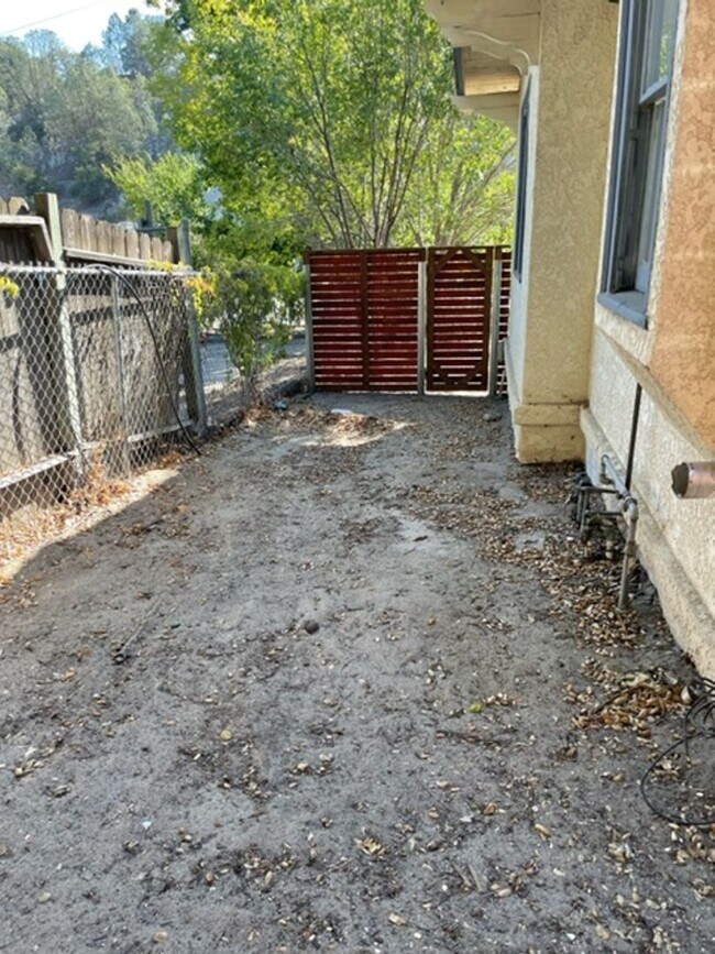 Building Photo - El Camino Real 6
