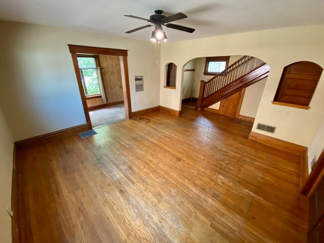 Building Photo - 318 8th St S