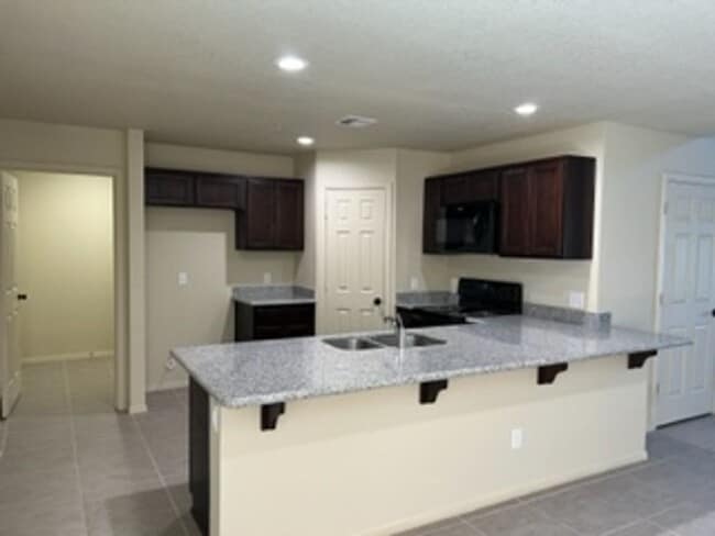 Building Photo - 2 STORY TOWNHOME!