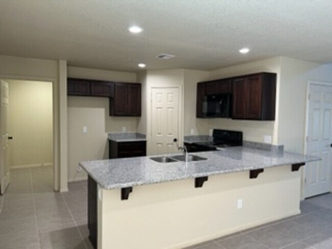 Foto del edificio - 2 STORY TOWNHOME!