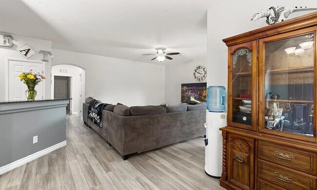 Foto del edificio - 9494 Alma Ridge Ave