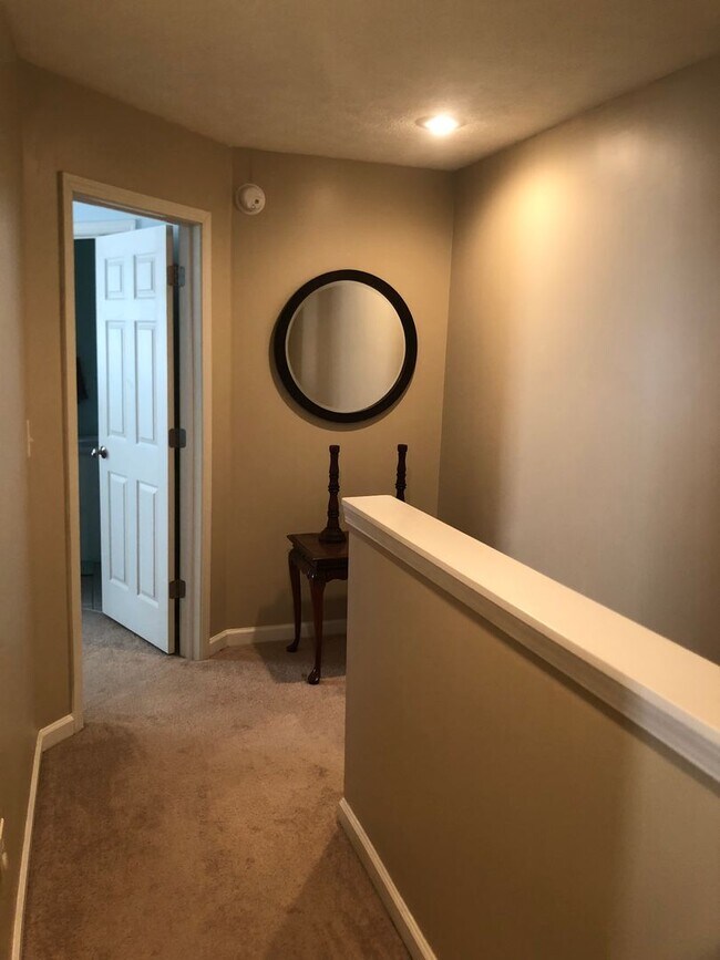 Building Photo - 2 Bedroom Townhouse Available August 2026;...