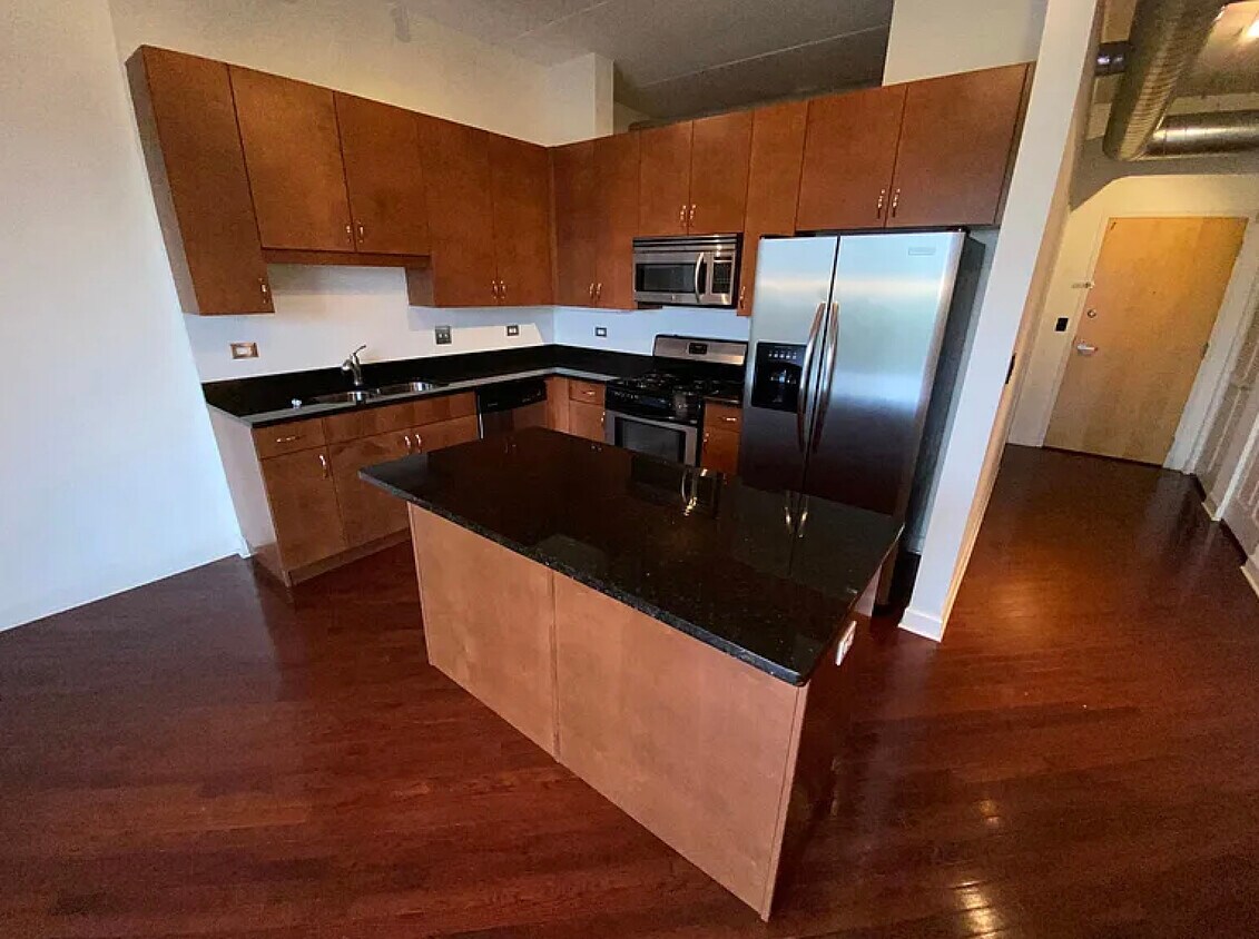Foto principal - 3123 W Fullerton Ave