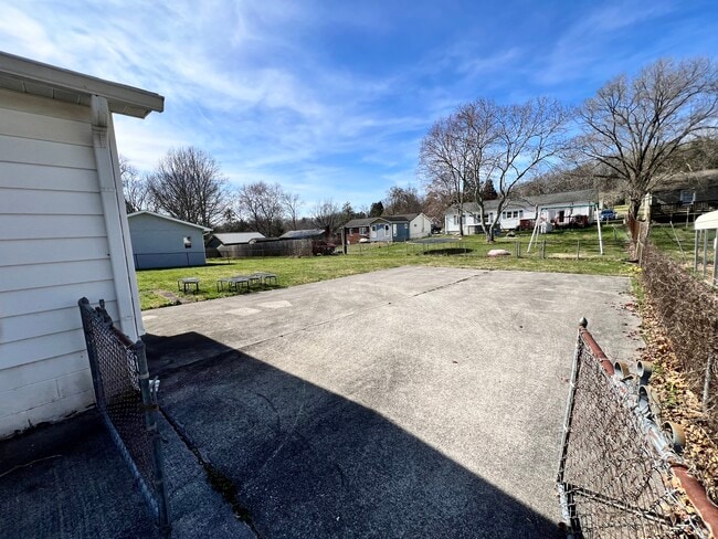 Building Photo - 617 Centeroak Dr