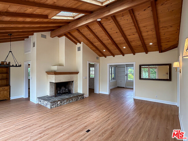 Building Photo - 579 Erskine Dr