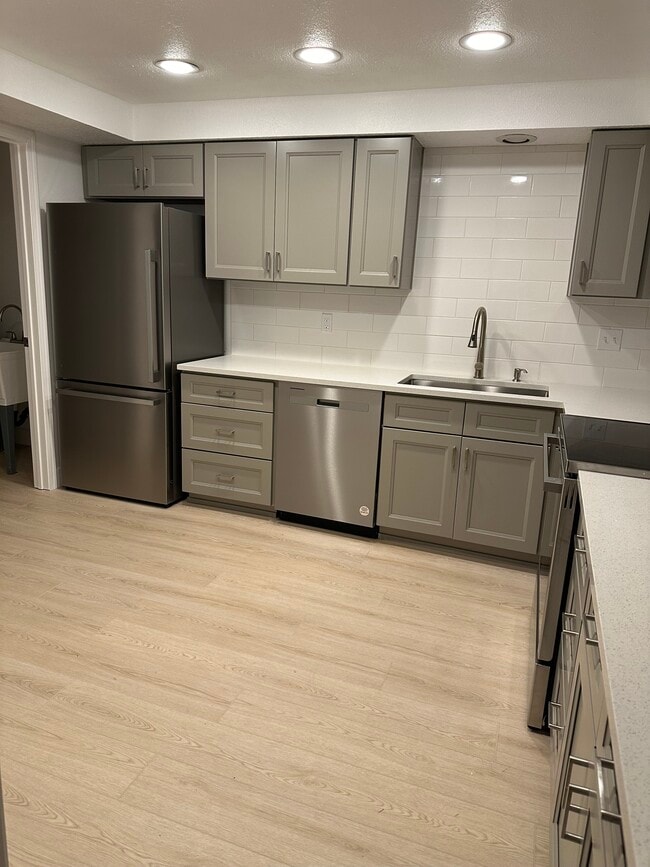 Building Photo - 6065 SW 68th Ct