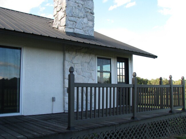 Foto del edificio - Beautiful 11.16 Acre Farm with Lots of Amenities!