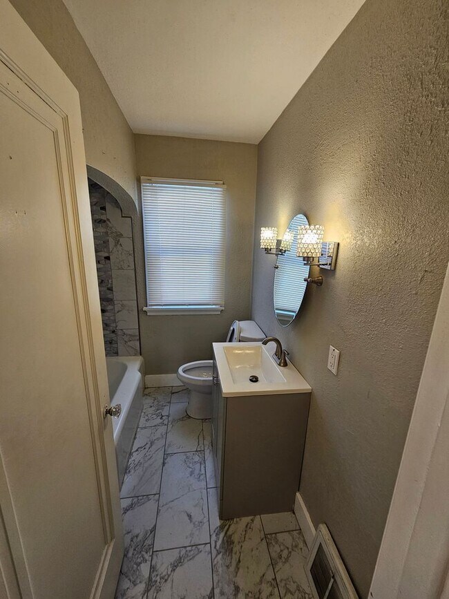 Foto del edificio - 2 Bedroom 1.5 Bath plus 2 dens - Newly ren...