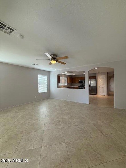 Foto del edificio - 1605 E Leaf Rd