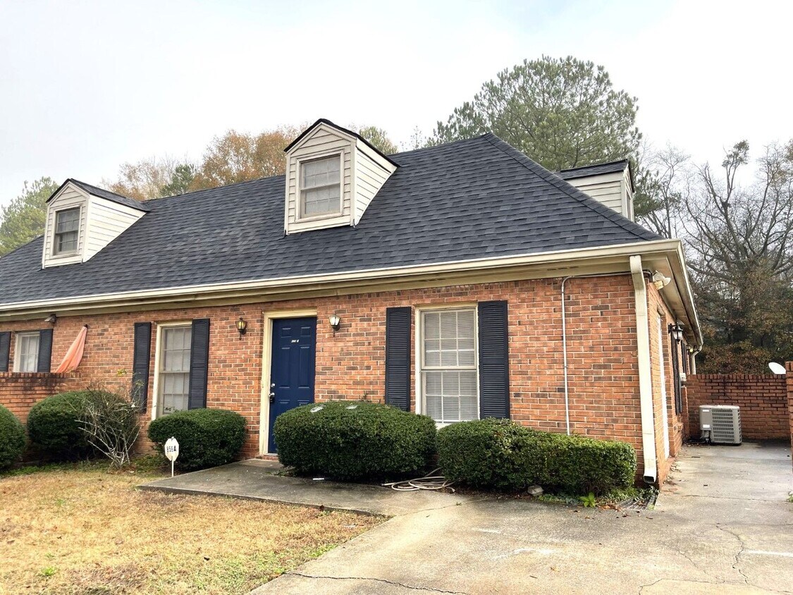 Primary Photo - Corner unit, parking for 2 cars, LVP floor...