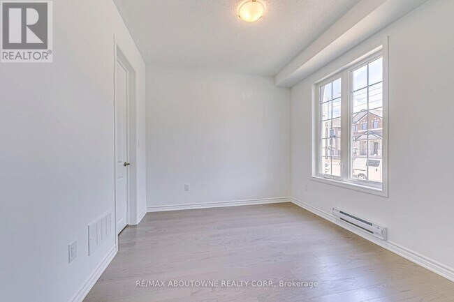 Photo du bâtiment - 1365 William Halton Pkwy