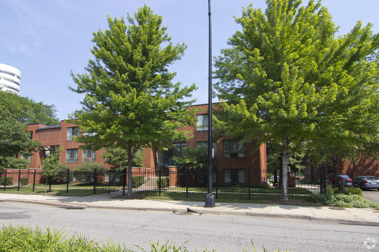 Primary Photo - Center Court Gardens