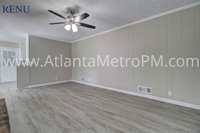Foto del edificio - This home is available for NO CONTACT show...
