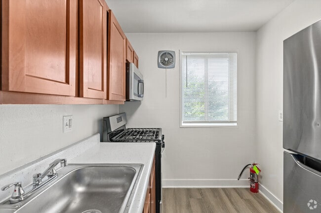 2BR, 1BA - 900SF - Kitchen - Queens Park Plaza Apartments