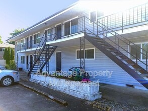 Building Photo - 339 Jackson St W