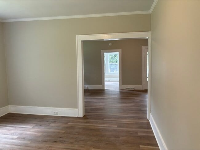 Building Photo - 3 bedroom 2 bathroom renovated house