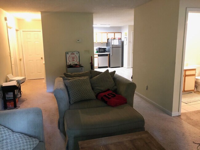 Building Photo - 4 bed 2 bath condos just walking distance ...