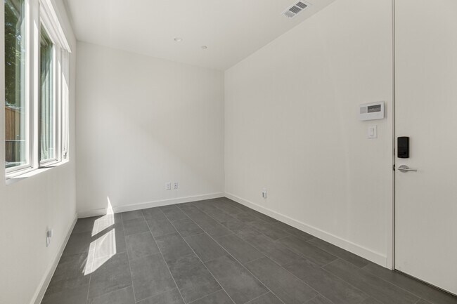 Building Photo - Newer 2 bedroom, office, and fenced yard townhome in Lakewood!