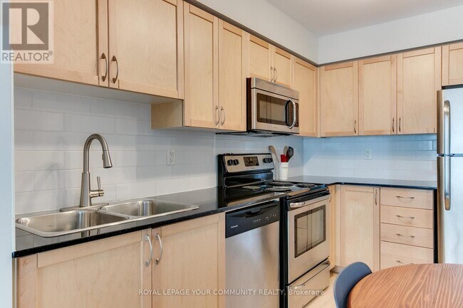 Photo du bâtiment - 812-812 Lansdowne Ave