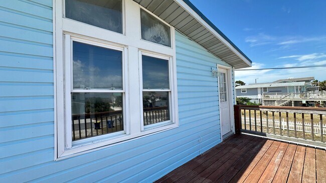 Foto del edificio - Right Across from the Beach!!