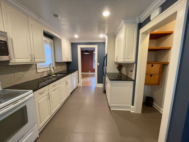 Building Photo - AVAILABLE JUNE - Beautiful 2 Bed 1 Bath Woodland Home