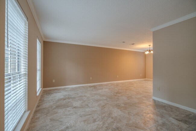 Building Photo - 11 Robin Run Dr