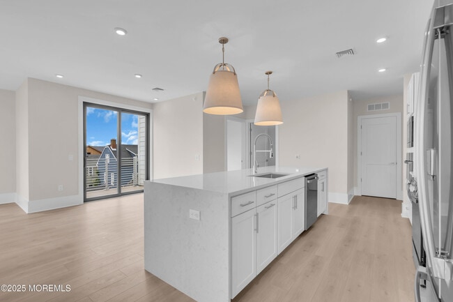 Building Photo - 218 3rd Ave